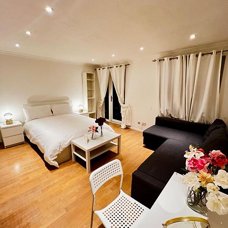 A Calm Stay Near Battersea Reach London Exterior photo