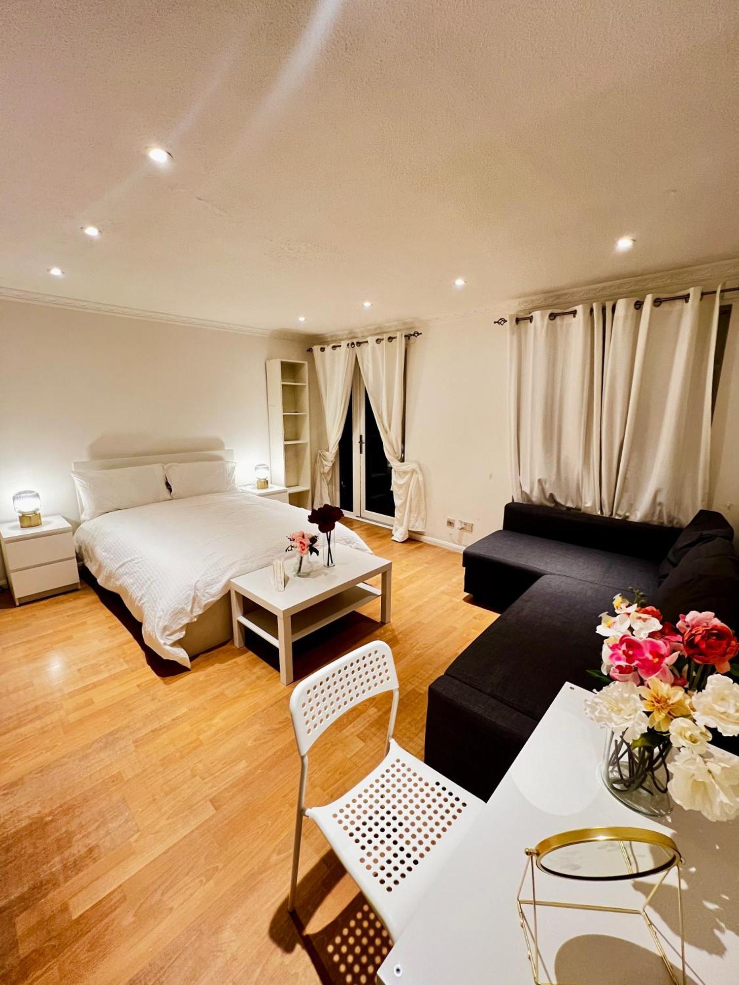 A Calm Stay Near Battersea Reach London Exterior photo