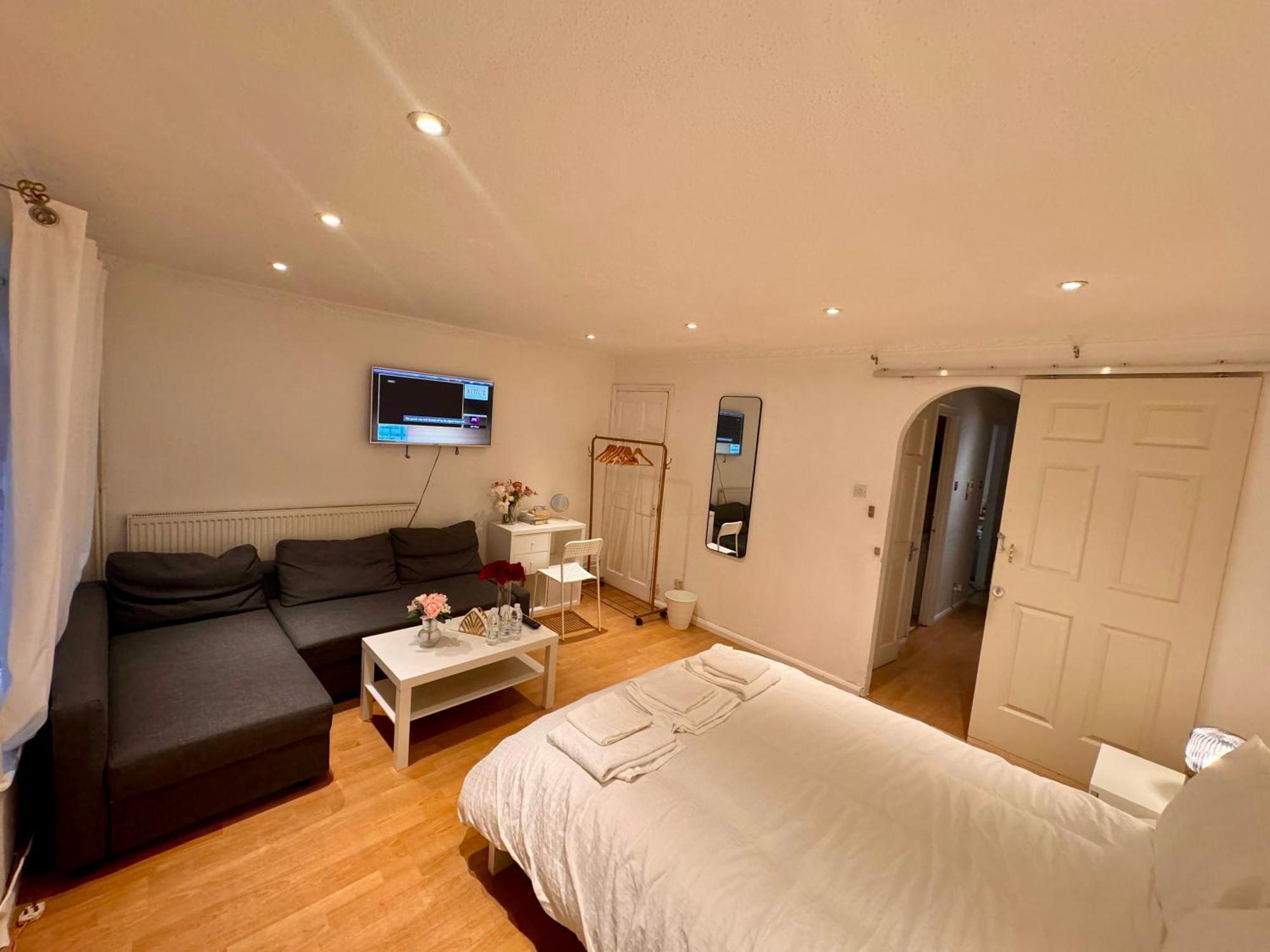 A Calm Stay Near Battersea Reach London Exterior photo