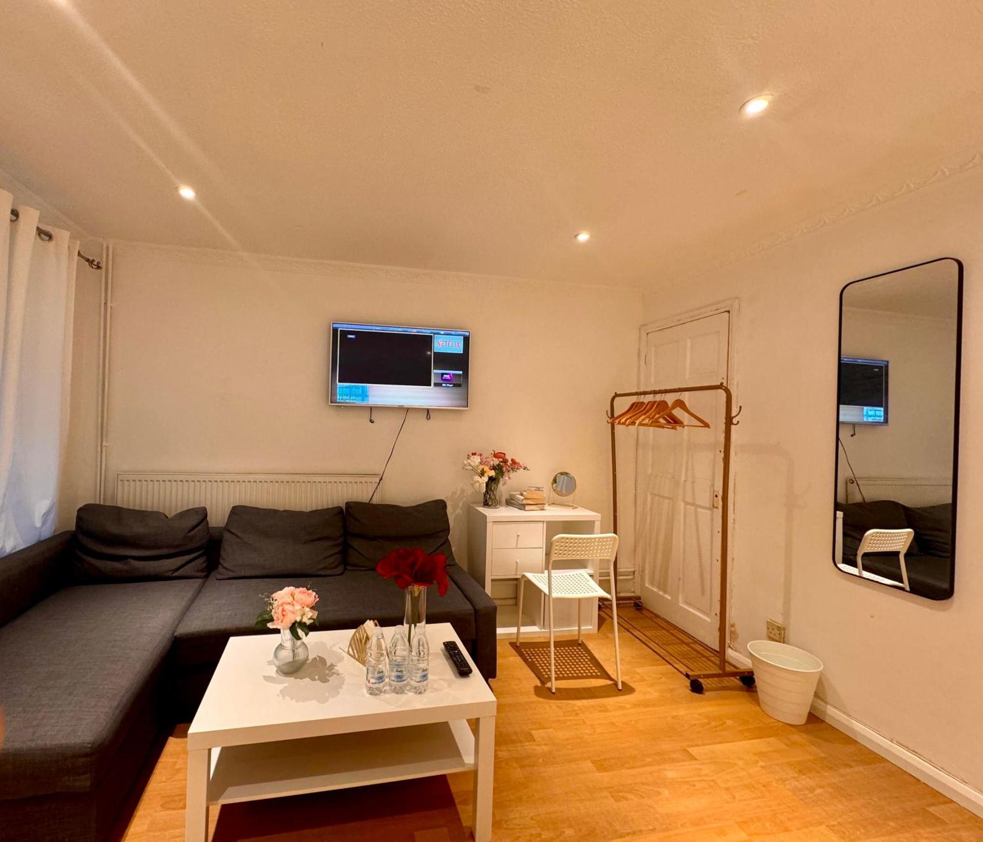 A Calm Stay Near Battersea Reach London Exterior photo